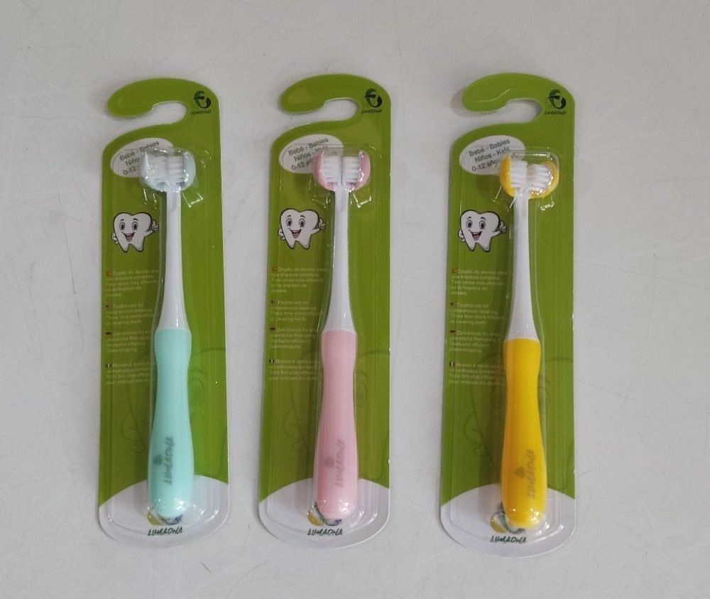 Un trío de cepillos de dientes vibrantes en un vaso sobre un fondo azul, enfatizando la higiene dental.