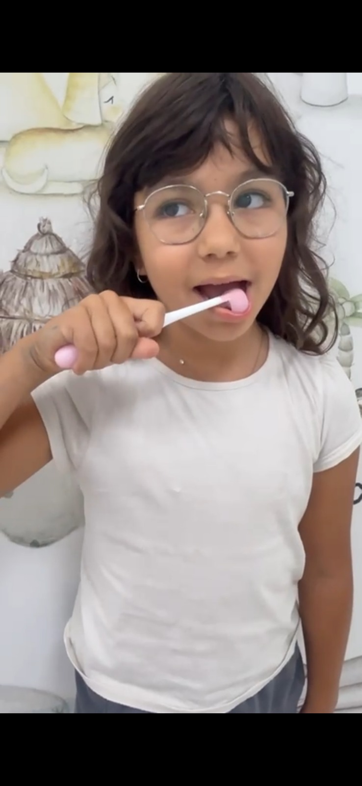 juntos en un baño cálido y soleado, promoviendo el cuidado dental.