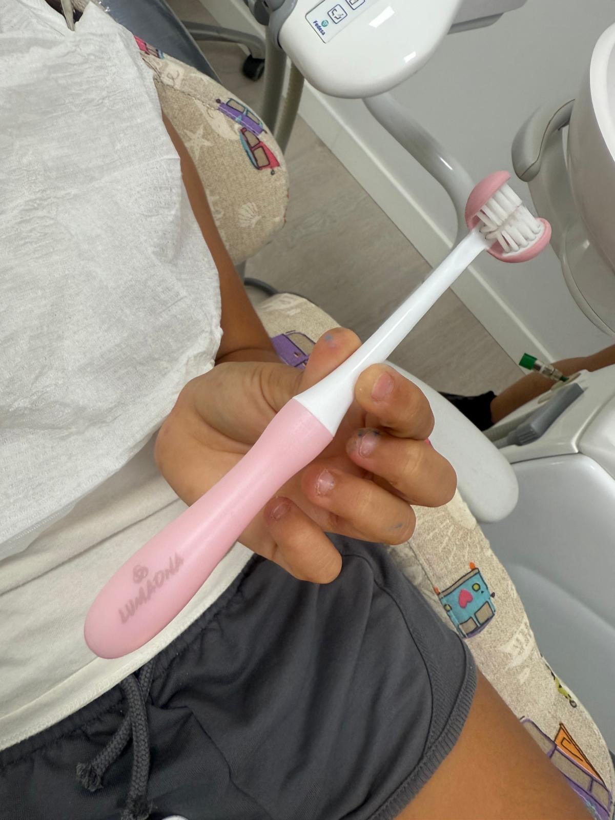 se cepillan los dientes juntos en un baño cálido y soleado, promoviendo el cuidado dental.